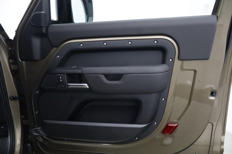 LAND ROVER DEFENDER 3.0 D250 X-Dynamic SE 90 3dr Auto 5969373