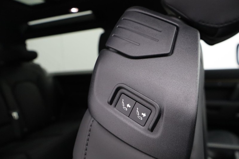 LAND ROVER DEFENDER 3.0 D250 X-Dynamic SE 90 3dr Auto 5969376
