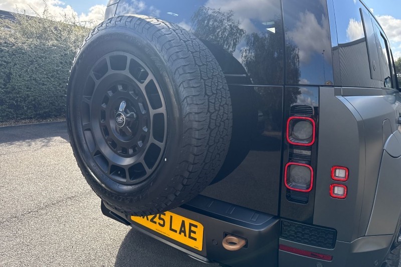 2025 (25) LAND ROVER DEFENDER 4.4 P635 Octa Edition One 110 5dr Auto 4523903