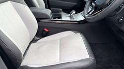 2025 (25) LAND ROVER RANGE ROVER VELAR 2.0 D200 MHEV Dynamic SE 5dr Auto 4550210