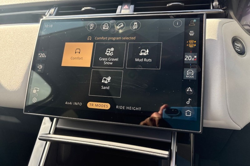 2025 (25) LAND ROVER RANGE ROVER VELAR 2.0 D200 MHEV Dynamic SE 5dr Auto 4550224