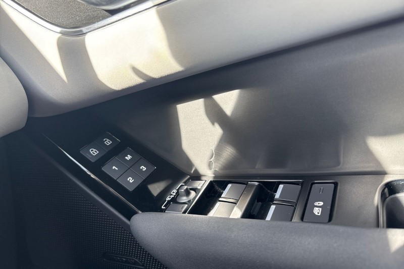 2025 (25) LAND ROVER RANGE ROVER VELAR 2.0 D200 MHEV Dynamic SE 5dr Auto 4550208