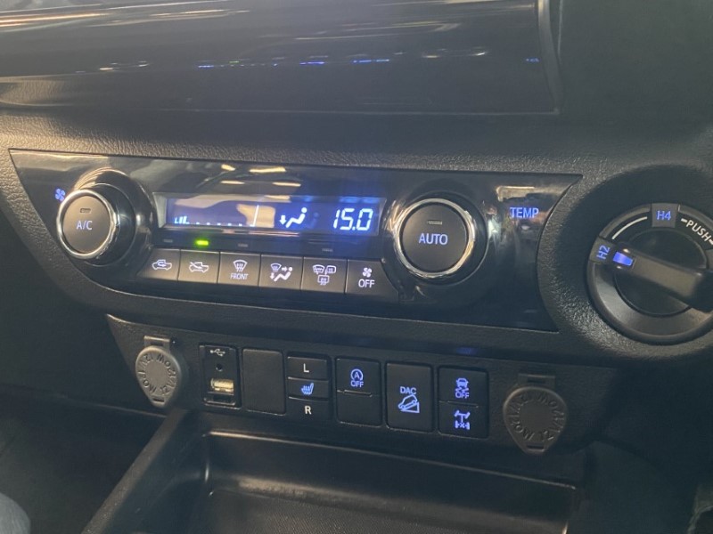 2021 (21) TOYOTA COMMERCIAL HILUX Invincible D/Cab Pick Up 2.8 D-4D Auto 3346829