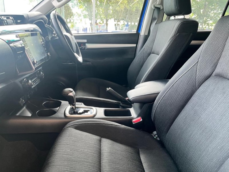 2023 (23) TOYOTA COMMERCIAL HILUX Invincible D/Cab Pick Up 2.4 D-4D Auto 3443638