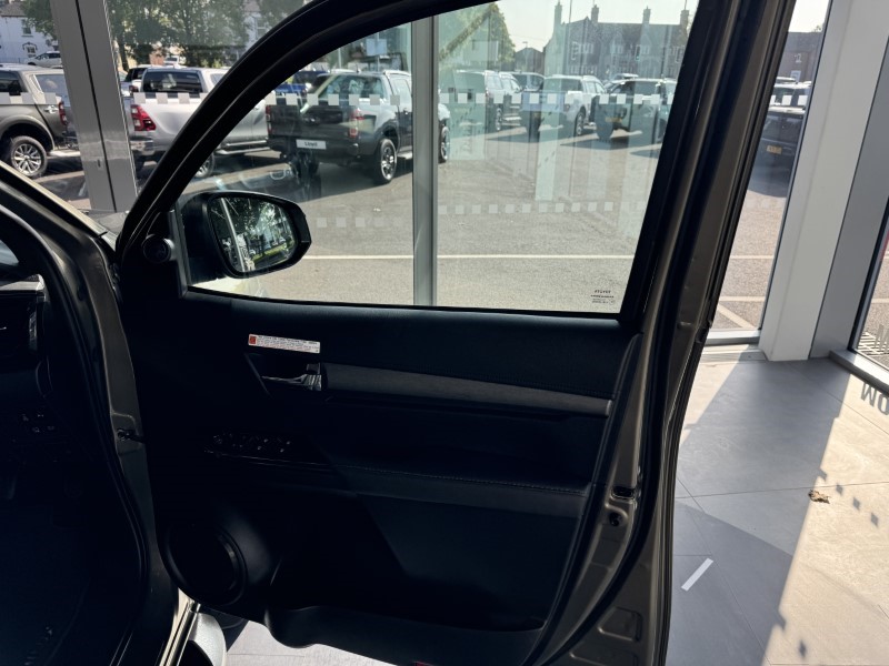 2023 (23) TOYOTA COMMERCIAL HILUX Invincible X D/Cab Pick Up 2.8 D-4D 3458973