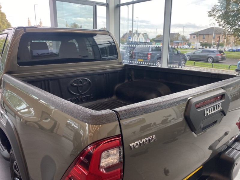 2021 (71) TOYOTA COMMERCIAL HILUX Invincible X D/Cab Pick Up 2.8 D-4D Auto 3565514