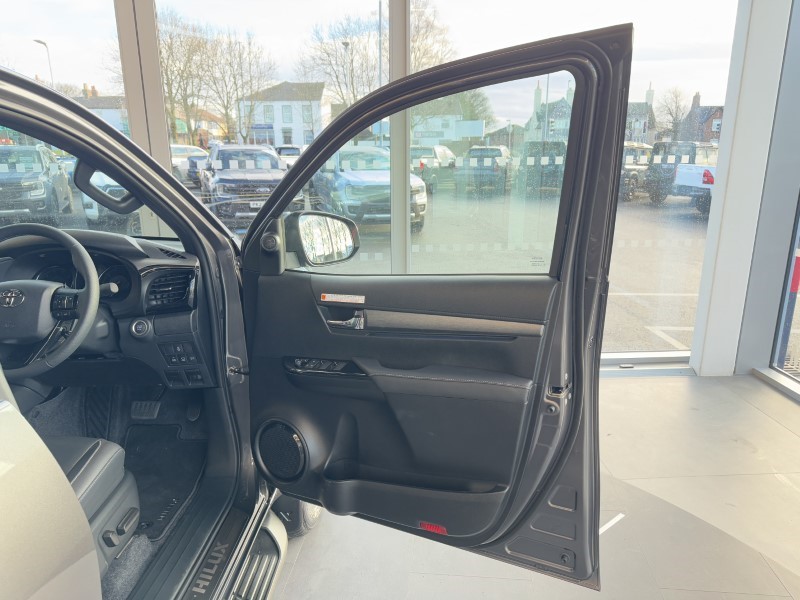 2025 (74) TOYOTA COMMERCIAL HILUX Invincible X D/Cab Pick Up 2.8 Hybrid 48V Auto 3856643