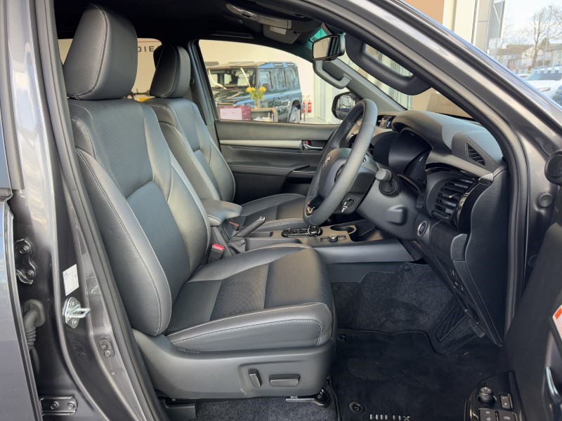 2025 (74) TOYOTA COMMERCIAL HILUX Invincible X D/Cab Pick Up 2.8 Hybrid 48V Auto 3856646