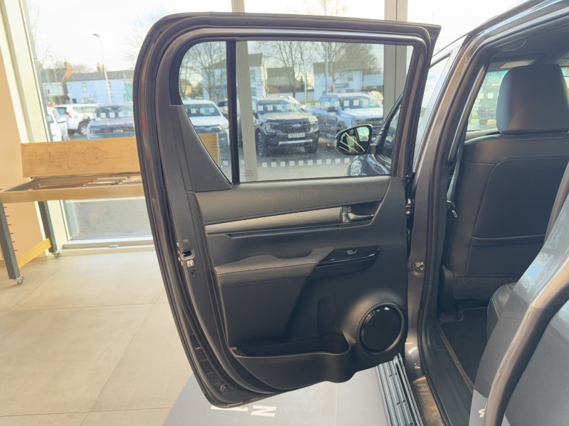 2025 (74) TOYOTA COMMERCIAL HILUX Invincible X D/Cab Pick Up 2.8 Hybrid 48V Auto 3856635