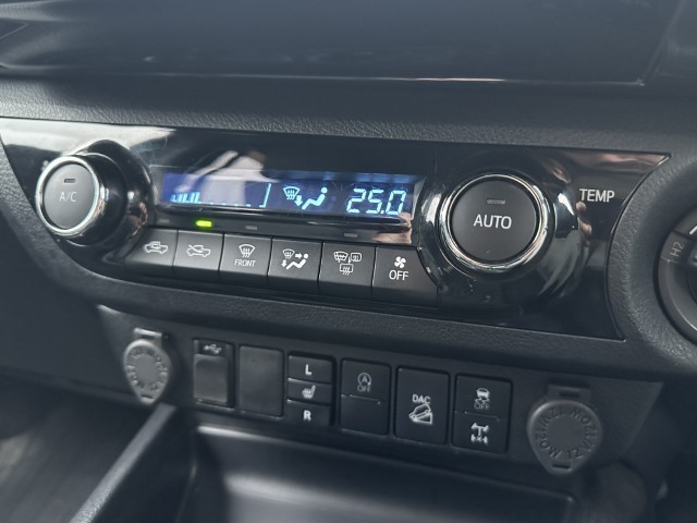 2020 (70) TOYOTA COMMERCIAL HILUX Invincible X D/Cab Pick Up 2.8 D-4D Auto 4902180