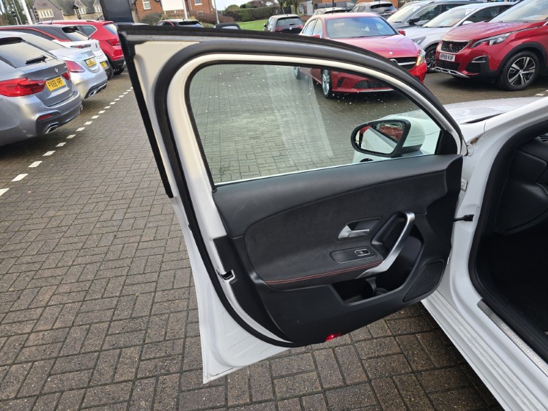 2018 (68) MERCEDES-BENZ A CLASS A180d AMG Line 5dr Auto 4946162