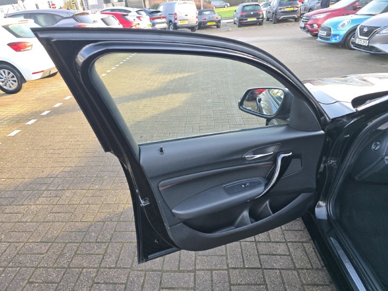 2017 (17) BMW 1 SERIES 116d Sport 5dr [Nav] 4996926