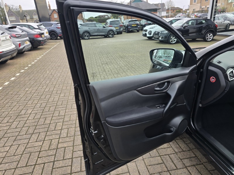 2016 (16) NISSAN QASHQAI 1.2 DiG-T Visia 5dr 5102374