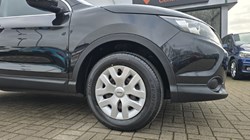 2016 (16) NISSAN QASHQAI 1.2 DiG-T Visia 5dr 5102354