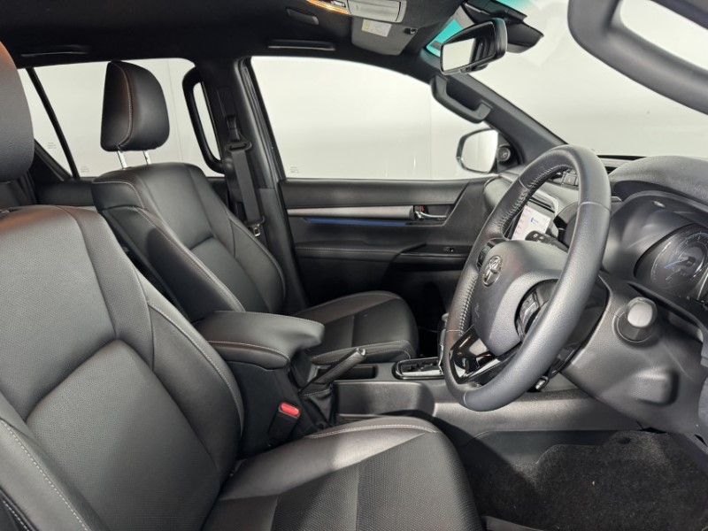 2025 (25) TOYOTA COMMERCIAL HILUX Invincible X D/Cab Pick Up 2.8 D 48V Auto 5141283