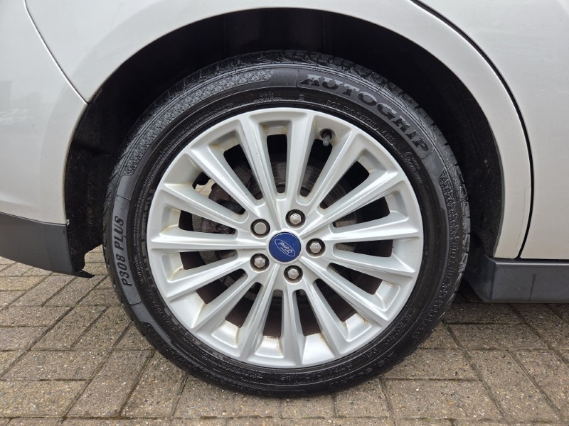 2017 (17) FORD C-MAX 1.5 TDCi Titanium 5dr 5384839