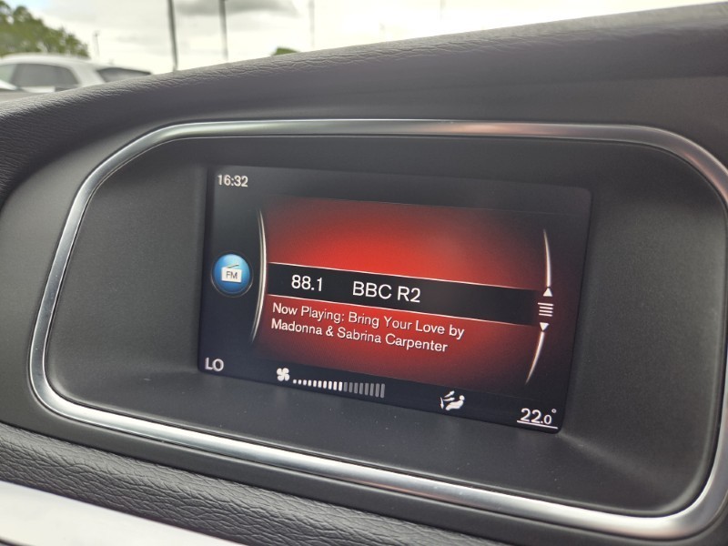 2019 (19) VOLVO V40 D2 [122] R DESIGN Edition 5dr 5425040