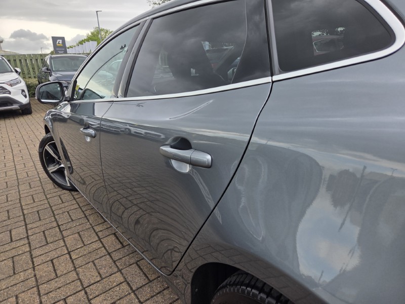 2019 (19) VOLVO V40 D2 [122] R DESIGN Edition 5dr 5425015