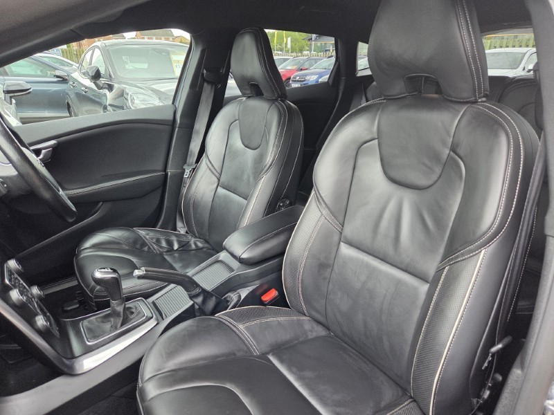 2019 (19) VOLVO V40 D2 [122] R DESIGN Edition 5dr 5425033