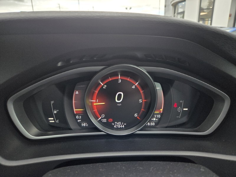 2019 (19) VOLVO V40 D2 [122] R DESIGN Edition 5dr 5425042