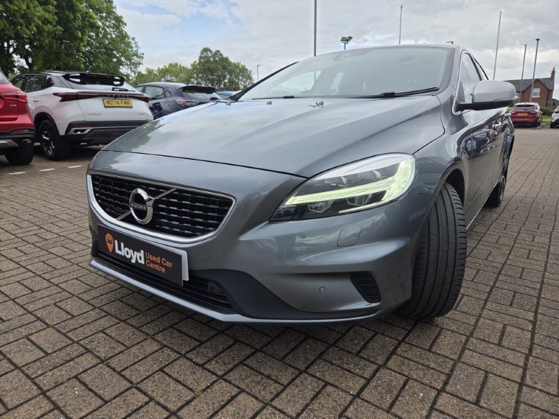 2019 (19) VOLVO V40 D2 [122] R DESIGN Edition 5dr 5425014