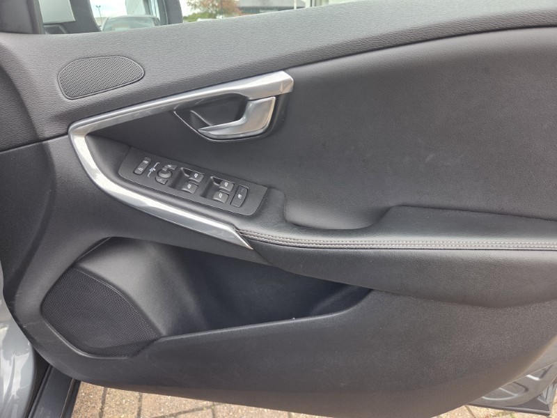 2019 (19) VOLVO V40 D2 [122] R DESIGN Edition 5dr 5425034