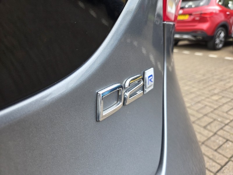 2019 (19) VOLVO V40 D2 [122] R DESIGN Edition 5dr 5425017