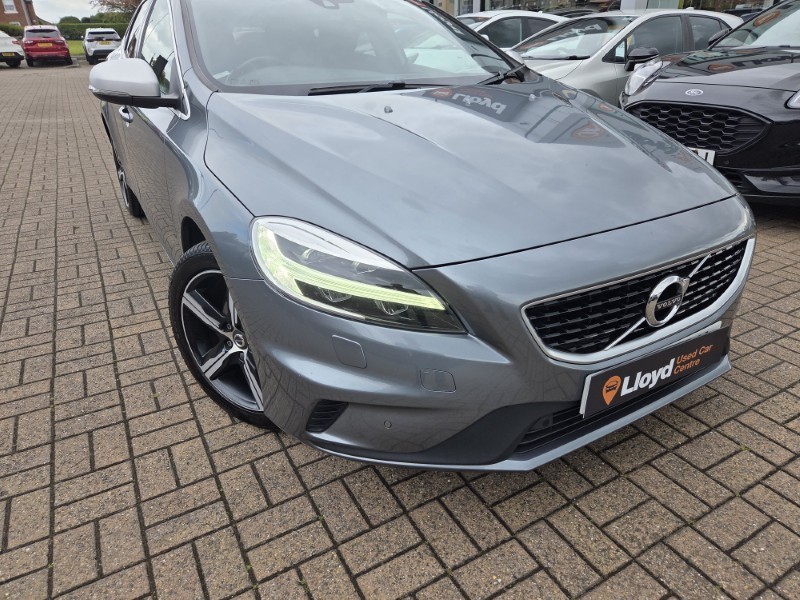 2019 (19) VOLVO V40 D2 [122] R DESIGN Edition 5dr 5425013