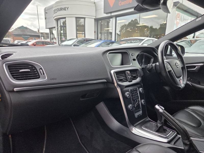 2019 (19) VOLVO V40 D2 [122] R DESIGN Edition 5dr 5425031