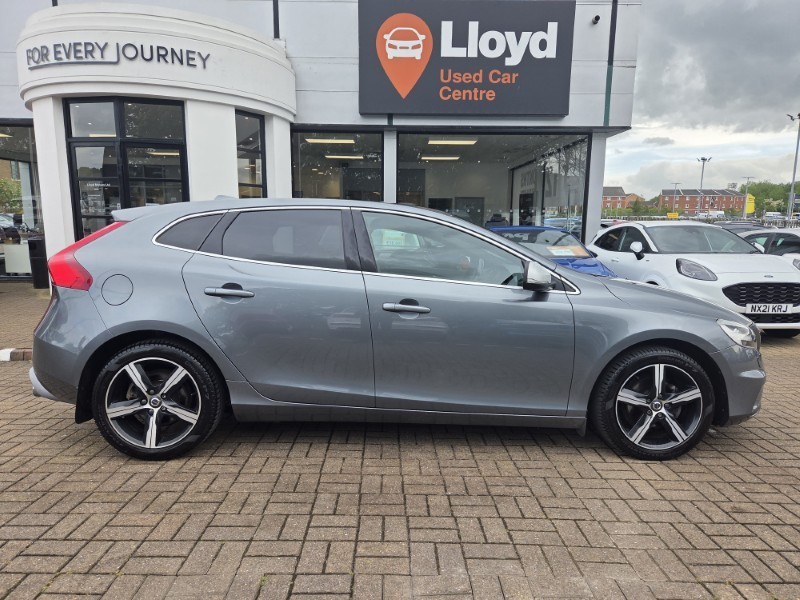 2019 (19) VOLVO V40 D2 [122] R DESIGN Edition 5dr 5425007