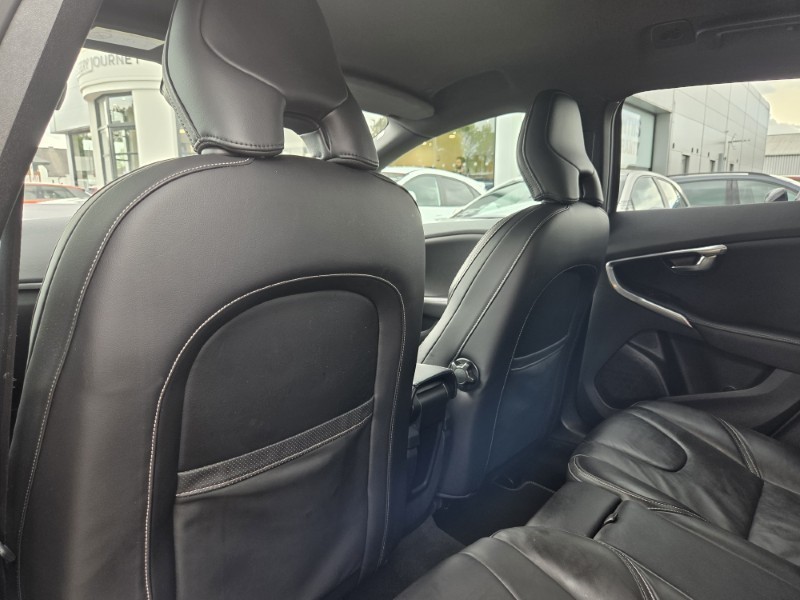 2019 (19) VOLVO V40 D2 [122] R DESIGN Edition 5dr 5425026