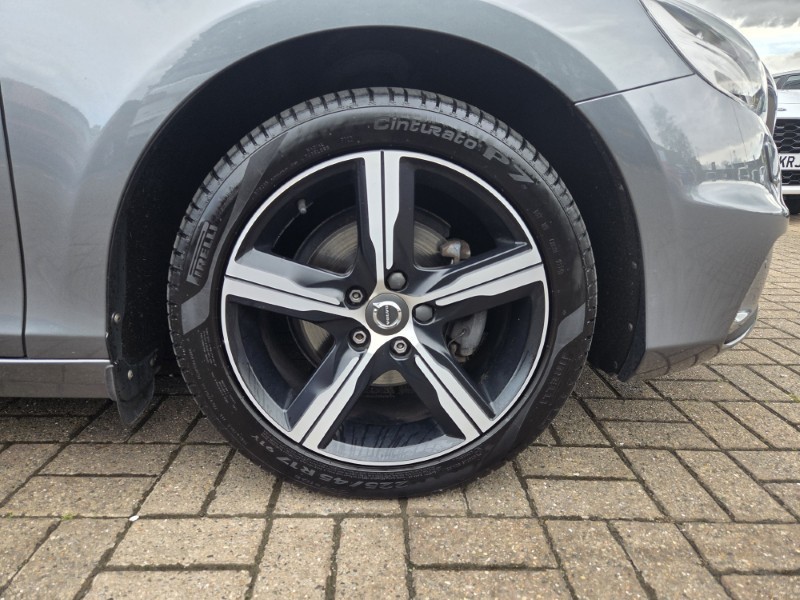 2019 (19) VOLVO V40 D2 [122] R DESIGN Edition 5dr 5425008