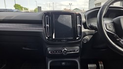 2020 (70) VOLVO XC40 2.0 B4P R DESIGN 5dr Auto 5438000
