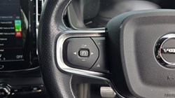 2020 (70) VOLVO XC40 2.0 B4P R DESIGN 5dr Auto 5438005