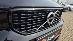 2020 (70) VOLVO XC40 2.0 B4P R DESIGN 5dr Auto 5437983