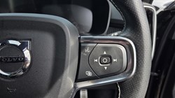 2020 (70) VOLVO XC40 2.0 B4P R DESIGN 5dr Auto 5438006