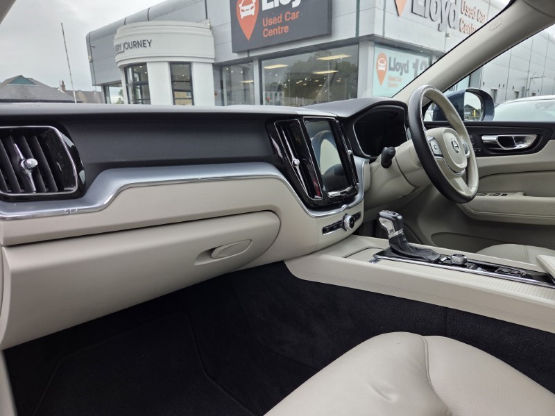 2018 (18) VOLVO XC60 2.0 D4 Momentum Pro 5dr AWD Geartronic 5481624