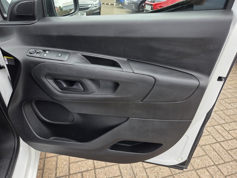 2021 (70) PEUGEOT COMMERCIAL PARTNER 1000 1.5 BlueHDi 100 Grip Van 5622062