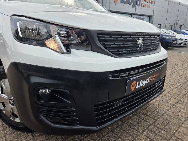 2021 (70) PEUGEOT COMMERCIAL PARTNER 1000 1.5 BlueHDi 100 Grip Van 5622042