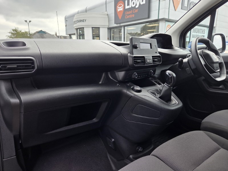 2021 (70) PEUGEOT COMMERCIAL PARTNER 1000 1.5 BlueHDi 100 Grip Van 5622057