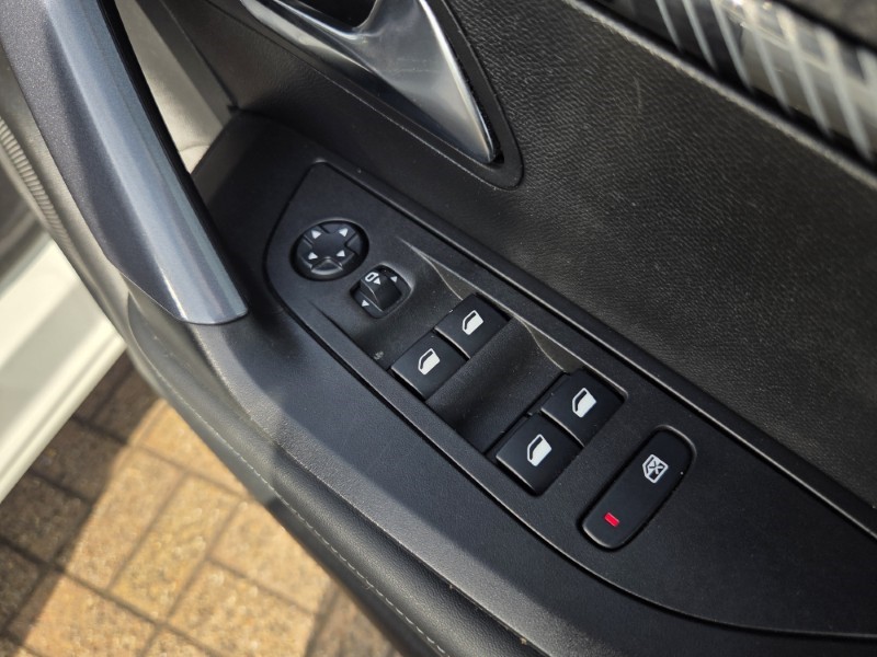 2020 (70) PEUGEOT 2008 1.2 PureTech Allure Premium 5dr 5704633