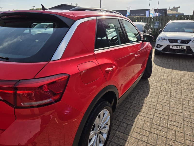 2019 (19) VOLKSWAGEN T-ROC 1.5 TSI EVO SE 5dr 5709584