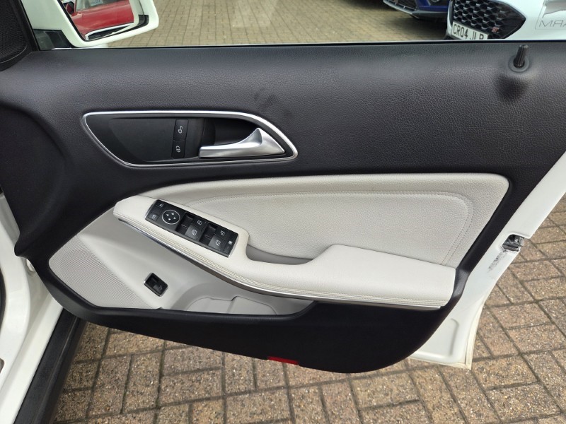 2018 (68) MERCEDES-BENZ GLA 200 SE 5dr Auto 5750615