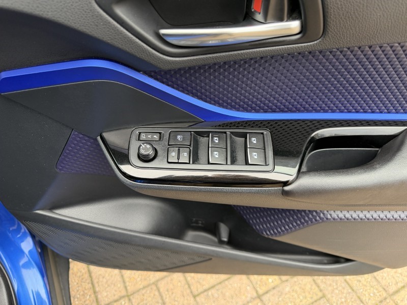2017 (17) TOYOTA C-HR 1.2T Dynamic 5dr 5804215
