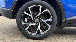 2017 (17) TOYOTA C-HR 1.2T Dynamic 5dr 5804212