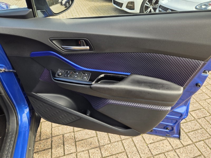 2017 (17) TOYOTA C-HR 1.2T Dynamic 5dr 5867821