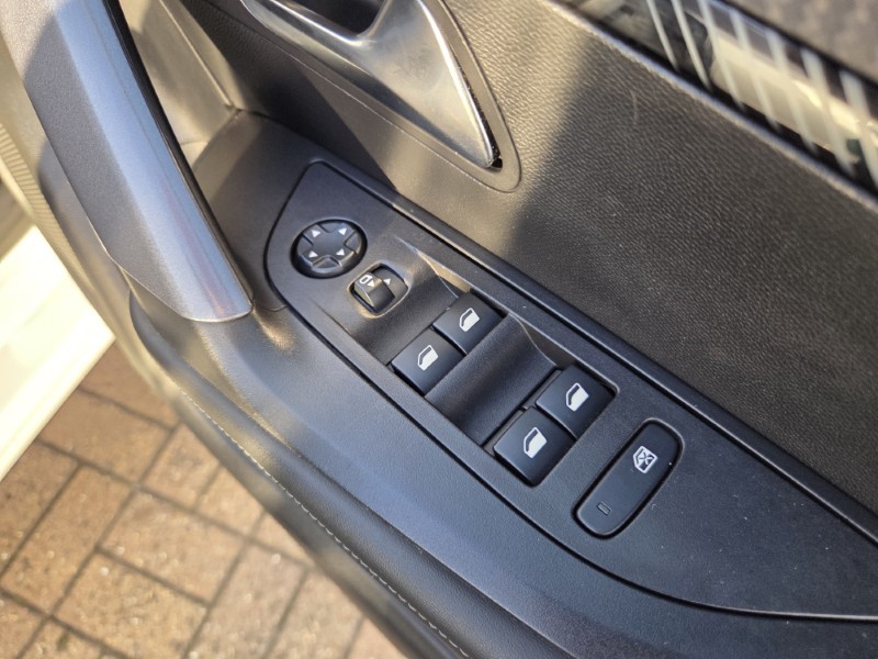 2020 (70) PEUGEOT 2008 1.2 PureTech Allure Premium 5dr 5883240