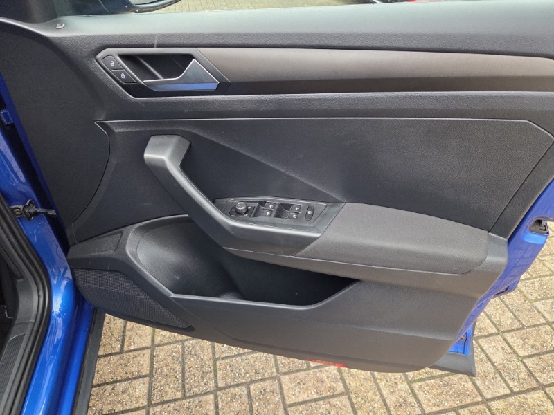 2018 (18) VOLKSWAGEN T-ROC 1.0 TSI SE 5dr 5839372