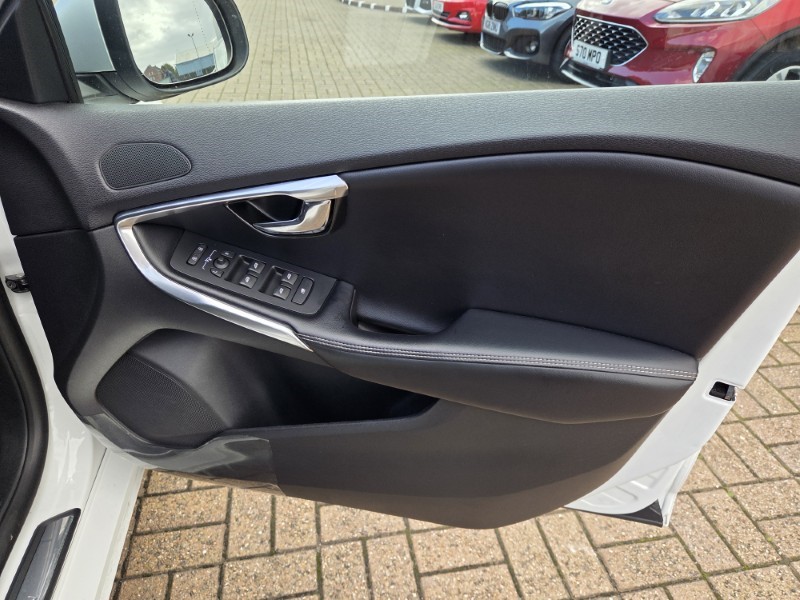 2018 (18) VOLVO V40 T3 [152] R DESIGN Pro 5dr 5840043