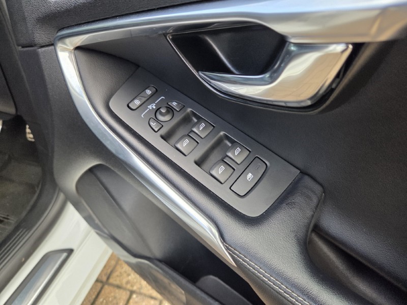 2018 (18) VOLVO V40 T3 [152] R DESIGN Pro 5dr 5840044
